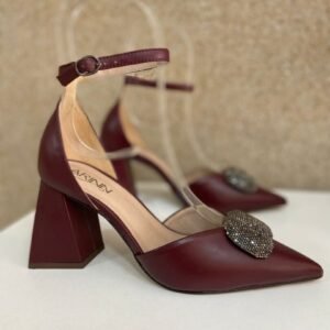 Scarpin com Salto Bloco Triangular e Strass